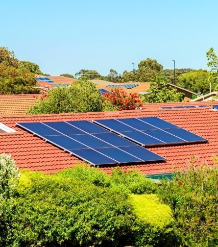 Elektrownia słoneczna na dachu domu mieszkalnego